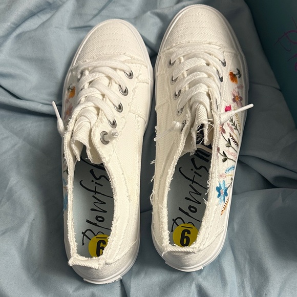 Blowfish White Canvas Low-Top Sneakers with Embroidered Florals - Picture 2 of 6